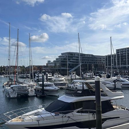 Ocean Village Marina 2 Bedroom Apartment With Balcony! Southampton Extérieur photo