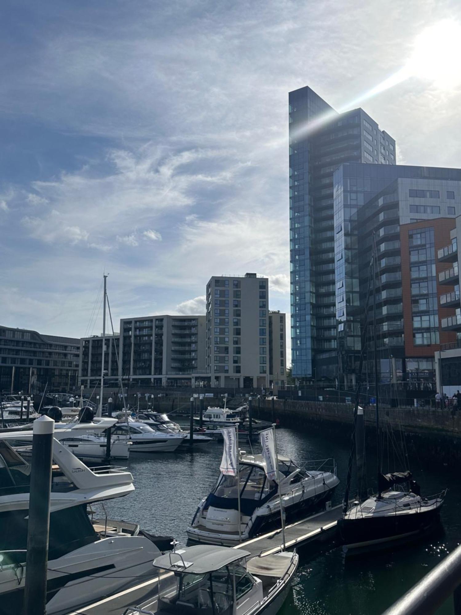 Ocean Village Marina 2 Bedroom Apartment With Balcony! Southampton Extérieur photo